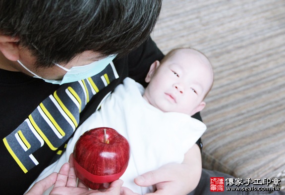 剃胎毛、滿月剃頭、嬰兒剃頭、嬰兒理髮、嬰兒剃髮、嬰兒剃胎毛、嬰兒滿月剃頭、寶寶剃頭、剃胎毛儀式、剃胎毛吉祥話、滿月剃頭儀式、滿月剃頭吉祥話、寶寶剃胎毛、寶寶滿月剃頭理髮、 新竹竹北市剃胎毛、新竹竹北市滿月剃頭、 新竹竹北市嬰兒剃頭剃胎毛、新竹竹北市嬰兒理髮、新竹竹北市嬰兒剃髮、黃寶寶(新竹竹北市到府嬰兒寶寶滿月剃頭理髮、免費到府嬰兒剃胎毛儀式吉祥話)。到府剃頭剃胎毛主持、專業拍照、DVD光碟、證書。★購買「臍帶章、肚臍章、胎毛筆刷印章」贈送：剃頭、收涎、抓周，三選一。2016.01.02 照片7